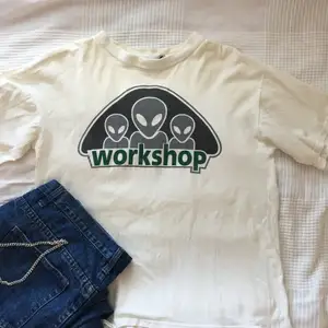 En vintage t shirt med Alien workshop tryck, dock är märket ”thums up” så jag tror inte att den är äkta. Extremt unik dock och riktigt snygg skatertshirt. OBS! Småhål finns men går att sy ihop!!!