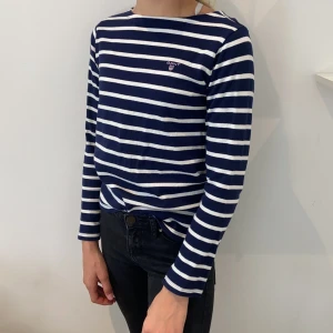 Gant tröja  - Snygg gant tröja med ränder på och rosa gant logga. Frakt 37kr💞💙