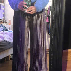 Lila fladderbyxor - Lila sammets byxor från New yorker, de är lite korta i modellen jag är ungefär 157cm, frakten ingår