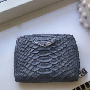 Plånbok zadig - Plånbok från Zadig & Voltaire köpt på butiken i Stockholm.  Kvitto påse och dustbag finns även❤️