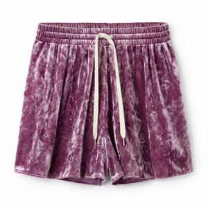 Sammets-shorts Weekday 38 - Lila supermjuka sammetsshorts från Weekday. Vida med resår i midjan. Storlek 38. Ny med lapp. 