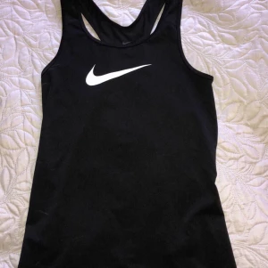 Nike träningslinne - Säljer mitt träningslinne från Nike i storlek xs då det inte kommer till användning. Använt ca 2 gånger så därav i nyskick. 