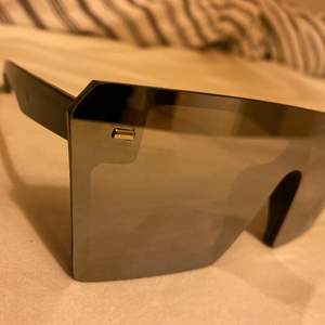 Jätte häftiga solglasögon med silverspeglade glas. Nytt skick. Bra kvalite. 👌🏽
