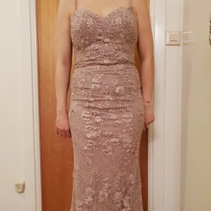 Klänning - Användes en gång (ny skick). Storleken är 38-40. 