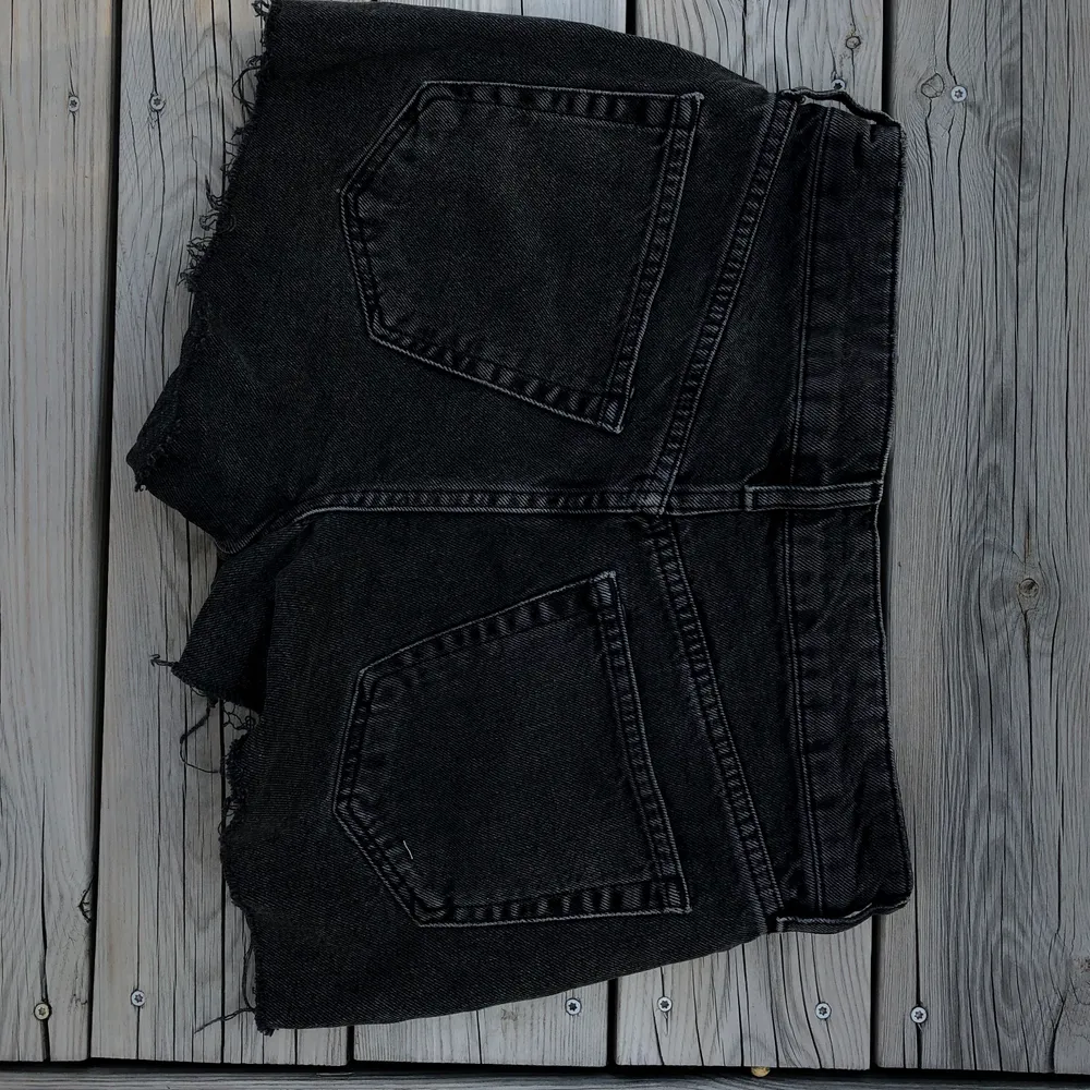 Svarta jeansshorts från Gina Tricot i storlek 36 i nyskick. Shorts.