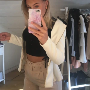 Vit blazer/kavaj - Fin vit blazer/kavaj från Gina köpt för flera år sedan, endast använd ett fåtal gånger. Strl 34. Nypris 700.