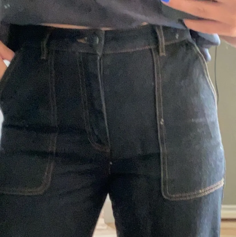 Ett par snygga byxor med bruna sömmar ifrån monki💜. Jeans & Byxor.