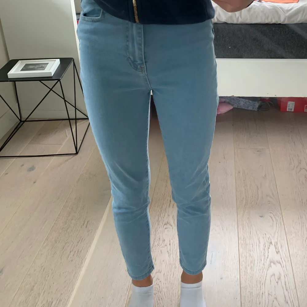 Säljer jeansen då jag knappt använt de. Jag är 160 cm och man ser hur de ser ut på mig. ⚡️Frakten är gratis!!⚡️. Jeans & Byxor.