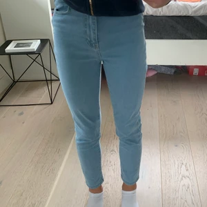 Jeans - Säljer jeansen då jag knappt använt de. Jag är 160 cm och man ser hur de ser ut på mig. ⚡️Frakten är gratis!!⚡️