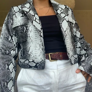 Orm imtation jacka - En jätte snygg jacka från NA-KD, använts endast 2 ggr, köparen står för frakten💗💗