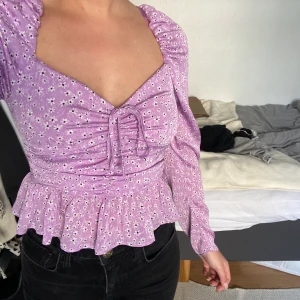 Somrig blus/topp - Superfin blus i lilablommigt mönster. Helt oanvänt. Normal i storlek. 200kr inklusive frakt.