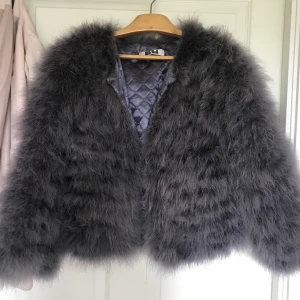 Dennis Maglic pälsjacka - Jätte cool och trendig pälsjacka från Dennis Maglic som i princip är oanvänd. Inköpt för 1300kr. Frakt: 88kr 