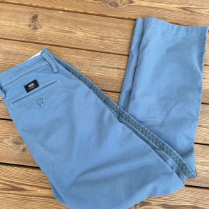 Vans kostymbyxor - Säljer mina blå vans kostymbyxor då det inte heller passar i midjan. Köpta på junkyard för ca ett halvår sedan. Köparen står för frakten.