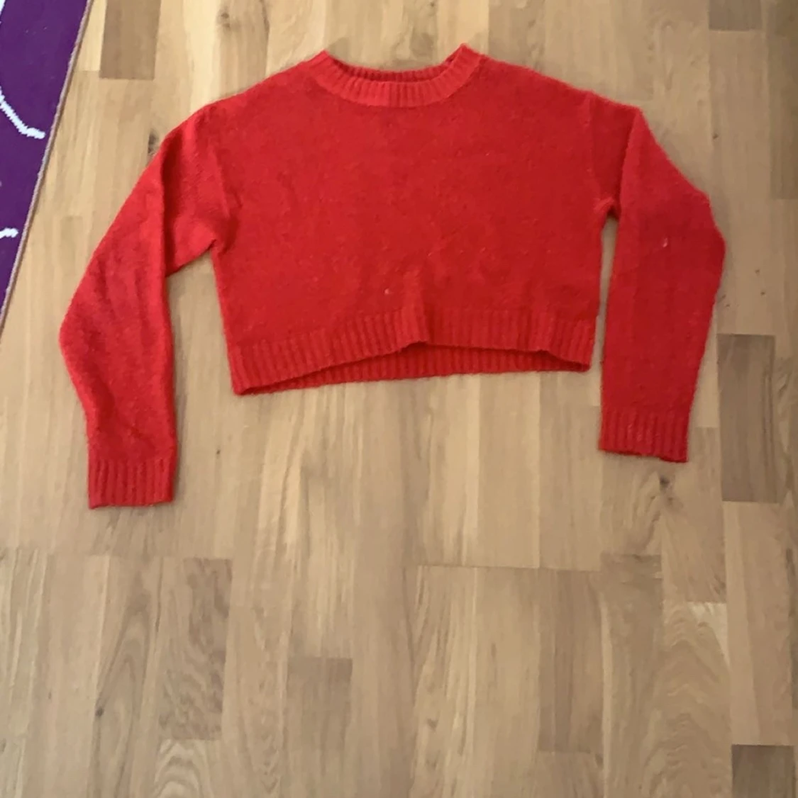 Stickad röd tröja 