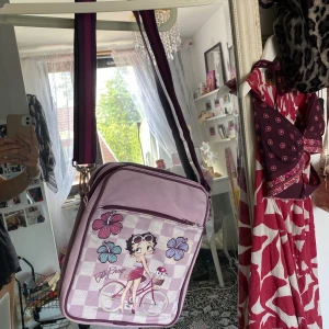Betty boop väska  - Säljer denna söta väska buda!!💞 senaste bud: 80kr
