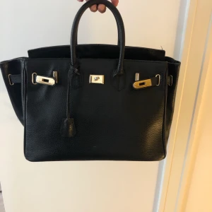 Väska i skinn  - Väska i skinn, knappt använd. Made in Italy 