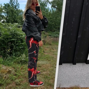 lightning jeans - SNYGGASTE jeansen som tyvärr är något små så säljer vidare. De är i W30 HERRSTORLEK. Men sitter lika fint på tjejer!! Skulle säga att de är true to size. Aldrig använda mer än på bilden, tags och sånt är kvar. Köpare står för frakt! 