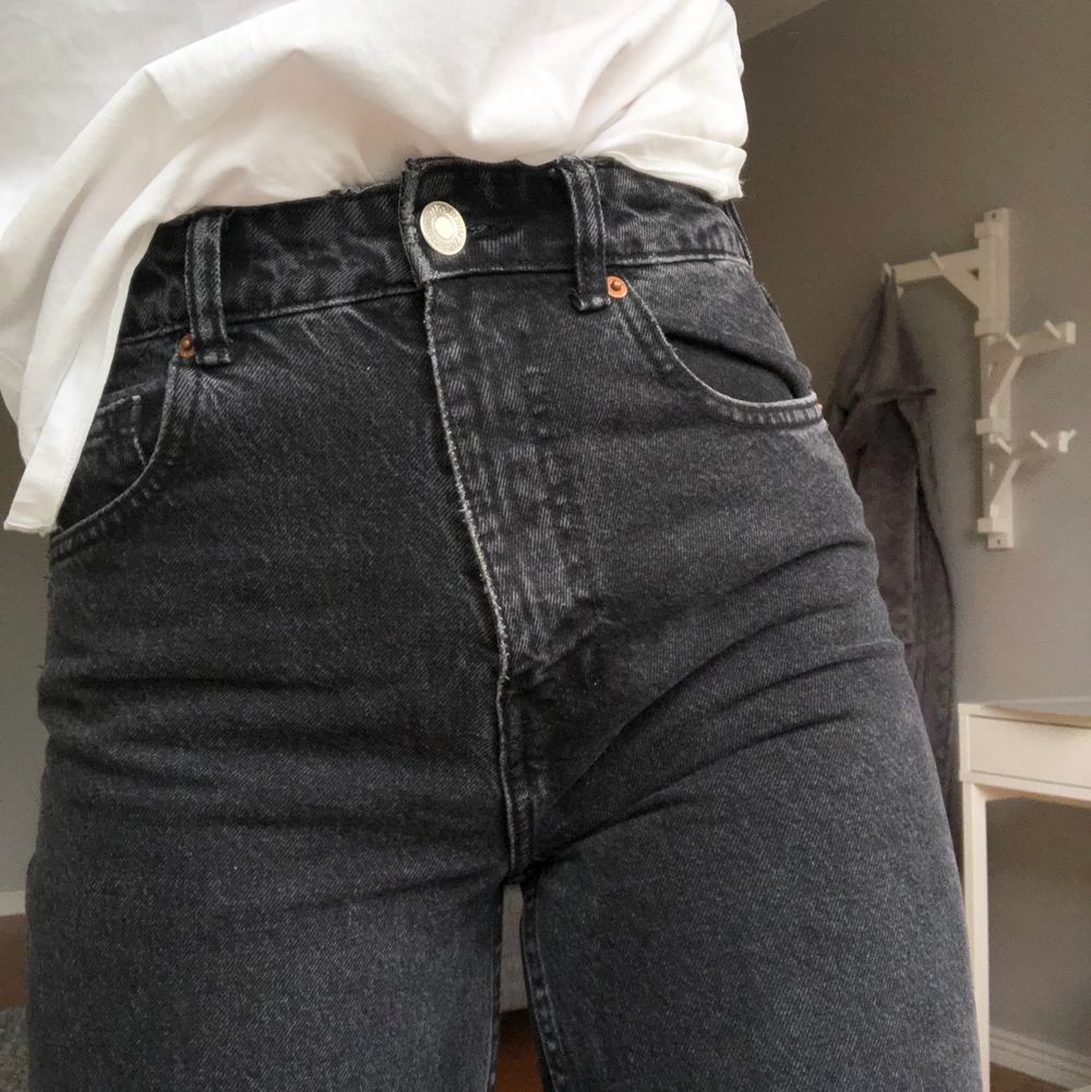 Ett par väldigt fina jeans som endast är använda ett fåtal ggr vilket gör att de är i väldigt bra skick. Säljs pga att de är för små på mig vilket gör att de ser ut att vara slim men är meningen att de ska vara mom-jeans🥰🥰🥰. Jeans & Byxor.