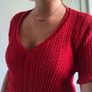 Stickad röd topp - Så snygg stickad röd topp från Zara som liknar den röd och rosa toppen från Zara som är populär. Storlek S men skulle säga att den passar M lika bra. 