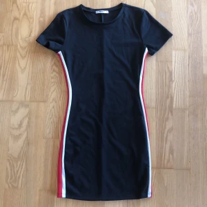 Tajt klänning från pull & bear - Super fin klänning som är tajt, kommer inte till användning längre. Köparen står för frakt 