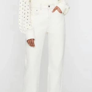 Jeans från Pull&Bear  - Vida jeans från Pull&Bear i färgen sand. Storlek 36.                          Aldrig andvända då dem är för små.  Nypris 399kr. 