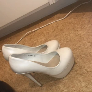 Vit skor - Str 36 klack 14cm 4cm fram 