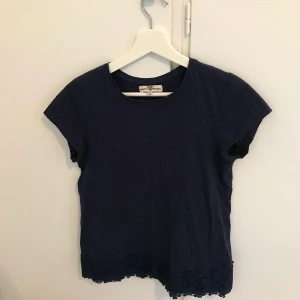 Hampton Republic t-shirt - En jättefin marinblå T-shirt från hampton republic. I storlek 158-164 men ungefär en Xs-S. Frakt tillkommer som köparen står för. Priset går att diskutera. Vid frågor så är det bara att höra av sig.