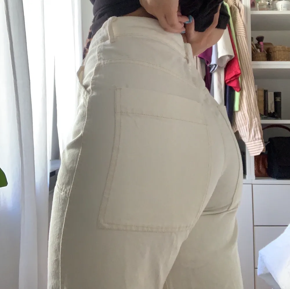 Vita zara byxor, som är croppade. Jag är 162 cm & på bild 3 ser ni längden på de! Köparen står för frakten 💕 . Jeans & Byxor.