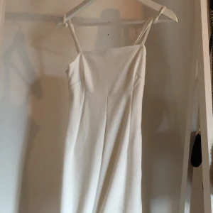  Vit klänning  - Vit klänning som går ungefär till knäna. 