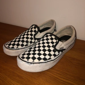 rutiga vans - säljer mina rutiga vans för att dom har blivit för små, om den som köper vill, kan jag måla något på dom (något liknande som på sista bilden) inget extra pris. använt ganska mycket men dom är tvättade så dom är inte smutsiga