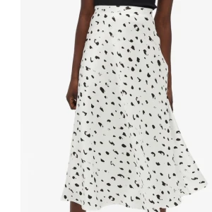 Midi skirt - Superfin midi kjol från Monki! 🥰 Beställde hem från internet och passade inte mig tyvärr så helt ovanvänd med lapp kvar 😊 Ganska liten i strlk så passar medium också! Möts upp i sthlm annars tillkommer lite i frakt 🍹