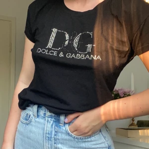 Dolce & Gabbana tröja - Snygg t-shirt med stenar av texten Dolce & Gabbana, står att den är gjord i Italien så möjligtvis äkta💘 Några stenar har ramlat av men inget som syns särskild mycket! 