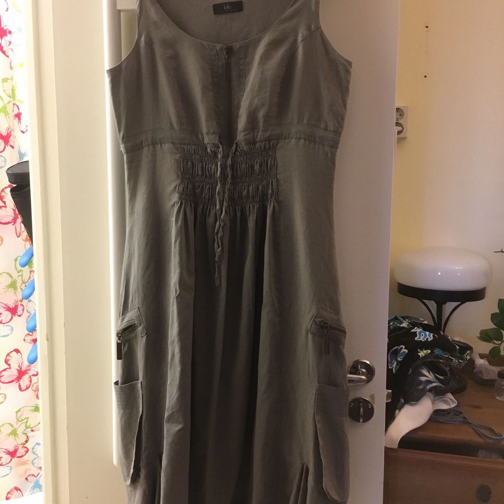 Ny oanvänd fin grå klänning med häftiga detaljer. Köptes förra sommaren, men storleken var f liten så den blev hängande i garderoben. . Klänningar.