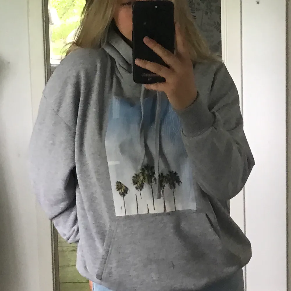 jättefin och lite oversized hoodie. Storlek M. Använd kanske 5 gånger men trycker har förstörts lite, inget som syns om man inte tittar noggrant. . Hoodies.