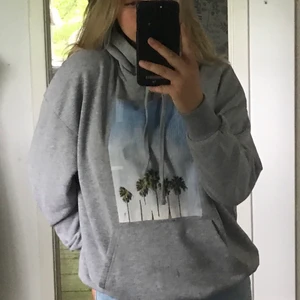 NA-KD hoodie - jättefin och lite oversized hoodie. Storlek M. Använd kanske 5 gånger men trycker har förstörts lite, inget som syns om man inte tittar noggrant. 