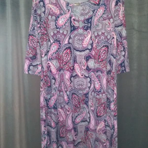 Klänning - Snygg skön klänning i behagligt stretschmaterial. Frakt tillkommer