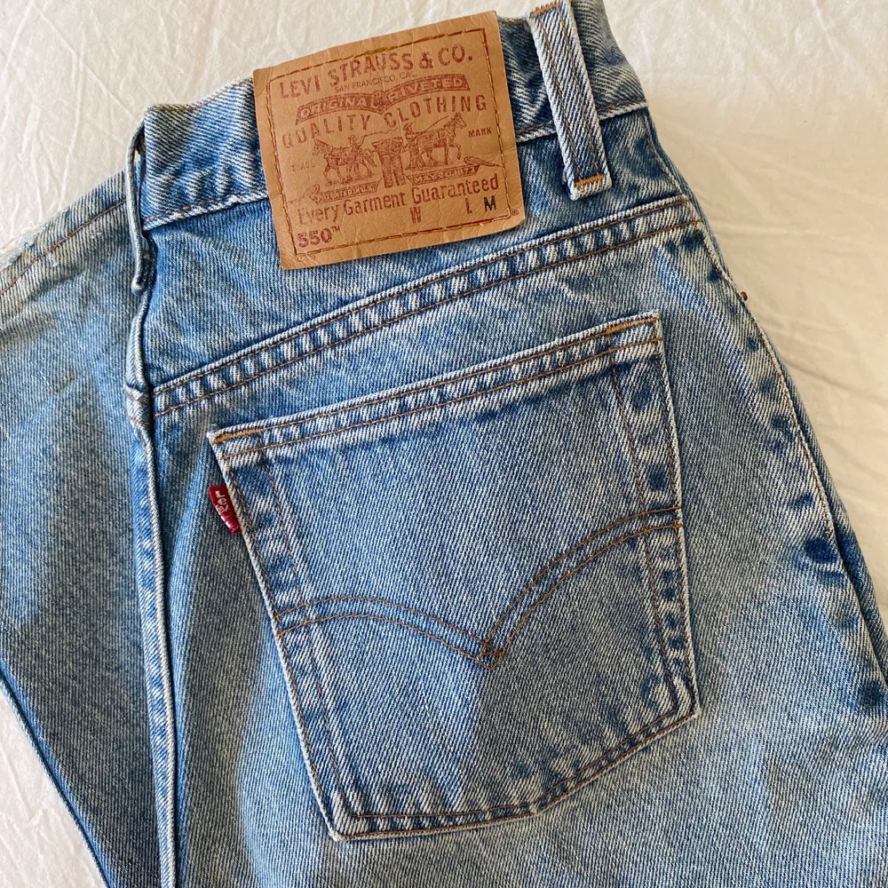 Snygga ljusblå jeans från Levi’s, modell 550, köpare står för frakt😇❣️. Jeans & Byxor.