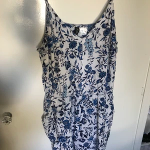 Jumpsuit från hm  - Jumpsuit i fint skick i storlek small, är för liten för mig 
