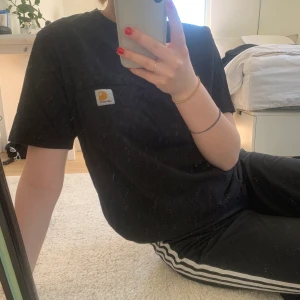 Carhartt T-Shirt  - Svart Carthartt t-shirt i perfekt skick! Storleken: Small fast i herr (alltså lite oversized om man har S i dam!) 🤍 frakten går på 30 kr (150 kr totalt) 💛