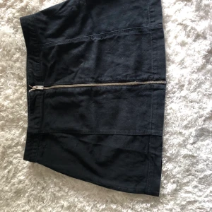 Kjol - Kjol från HM storlek 42 den är lite sliten. Frakt 50kr