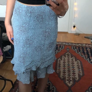 Sommarkjol frakt inkluderad - En somrig medellång kjol. På lappen står det storlek 40/42 men på mig som vanligtvis har S, passar den bra (då sitter den rätt löst). Kjolen är annars mycket stretchig. Frakt inkluderad!