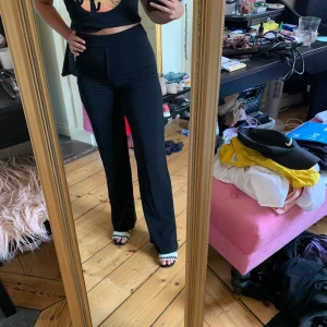 Svarta vida byxor från Bikbok - Sköna vida byxor från Bikbok som aldrig använts, säljer på grund av dom är lite för små, de är i fint skick och frakt tillkommer 