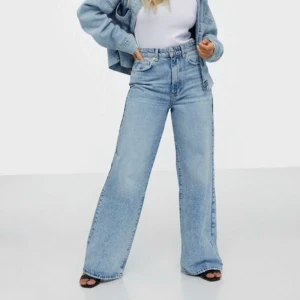Idun wide jeans - Säljer ett par skitfina mom jeans, endast använda 2 gånger💓 säljer för 520 med inkluderad frak💓helt slutsålda från alla butiker