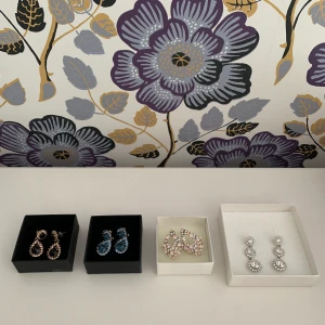 Örhängen Lily And Rose - paketpris! - 4 stycken örhängen från Lily And Rose säljes som paket. Alla örhängen är i utmärkt skick med samtliga stenar kvar. Boxar finns till alla par🥰 