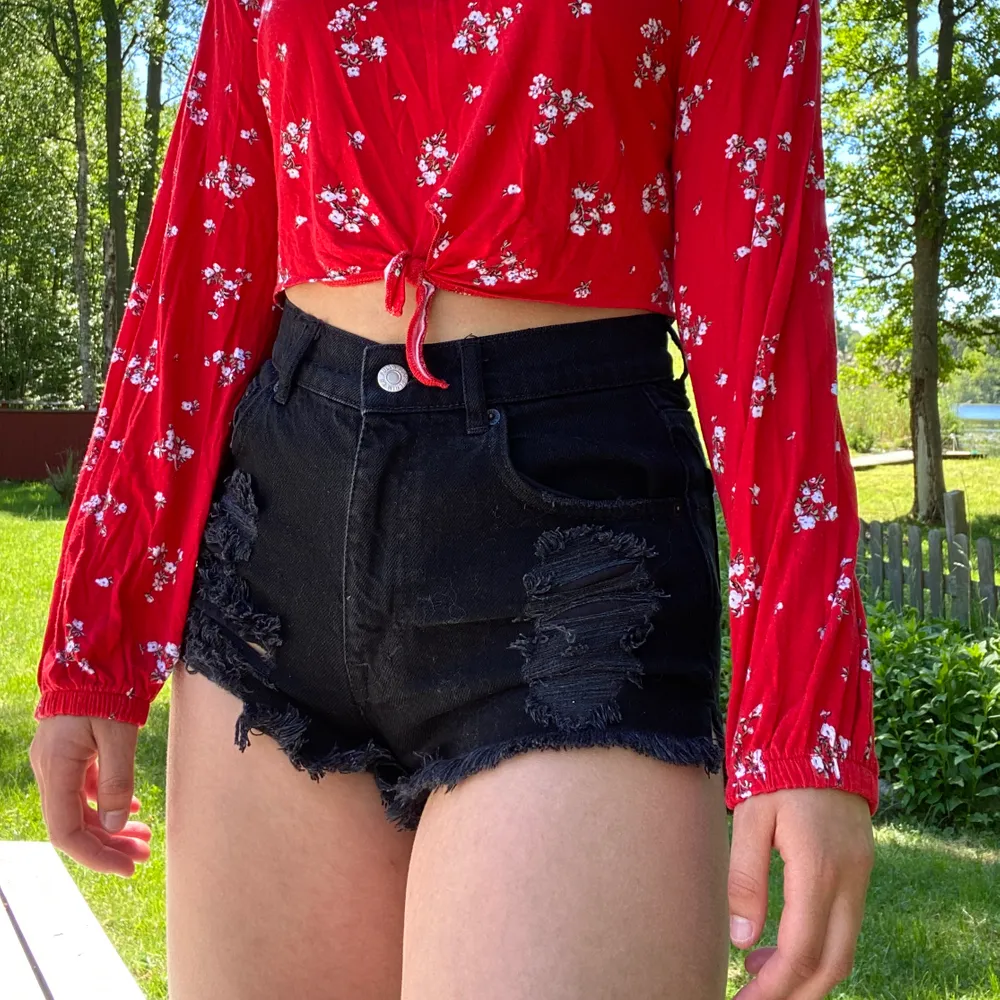 Skit snygga svarta shorts från pull and bear som tyvärr var för små för mig. Därför aldrig använda. Frakt tillkommer💕. Shorts.