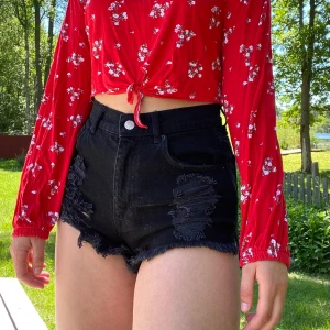 Shorts pull&bear  - Skit snygga svarta shorts från pull and bear som tyvärr var för små för mig. Därför aldrig använda. Frakt tillkommer💕