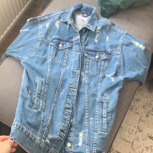 Lång denimjacka - Helt oanvänd jacka! Superfräsch till ett par ljusa jeans :) 