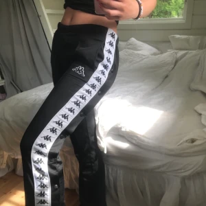 Populära kappabyxan!!😍😍 - Säljer mina älskade kappa byxor som jag måste släppa taget om! Jag köpte de i Köpenhamn på JD Sports. Passar perfekt för de som är XS eller S om man vill att de sitter lite tightare vid låren. Jätte bra skick! Ordinarie pris 699kr 