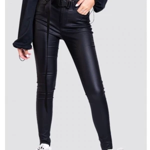 Skinnbyxor  - Supersnygga byxor i fejkskinn med stretch. Storlek 36, passar S. Säljes pga för stora för mig. Oanvända, endast provade. Köptes för 499kr. Säljes till högstbudande, startpris är 199.