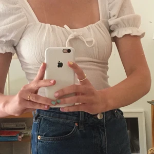 Vit korsetliknade blus från Ginatricot - Vit fin sommrig blus🌸🤩✨🥰Använde några gånger, men är tyvärr lite liten för mig. Den sitter ganska tajt och är väldigt fin instoppad. Fråga mer vid intresse🍓😍Köparen står för frakt:)